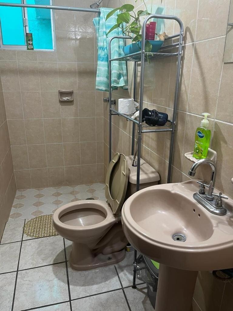 Casa amplia con 4 recamaras y 3 baños completos - Housity
