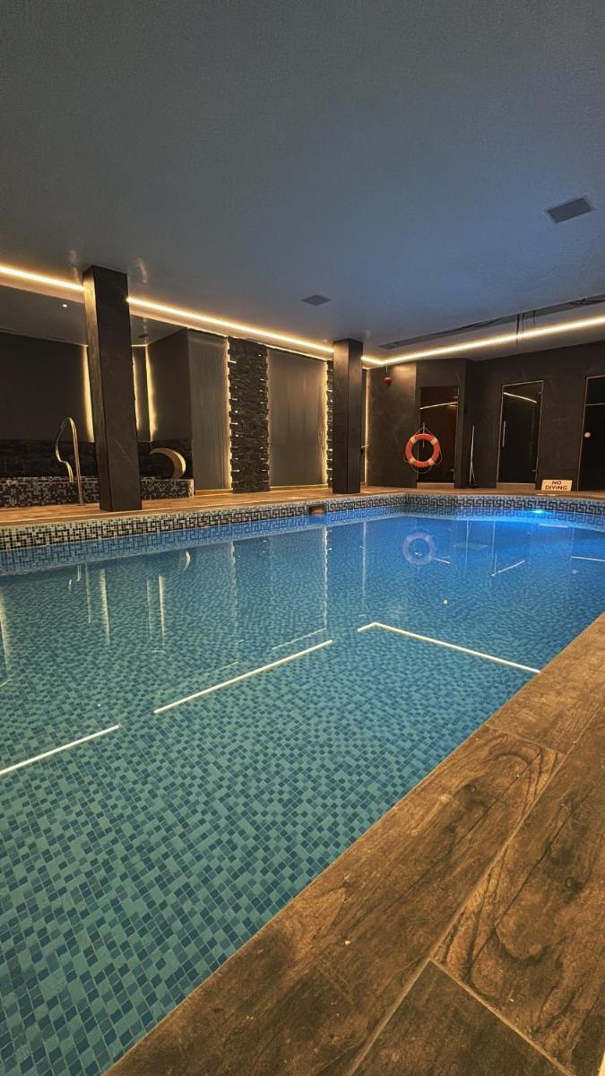 Stonecross Manor Hotel - Housity