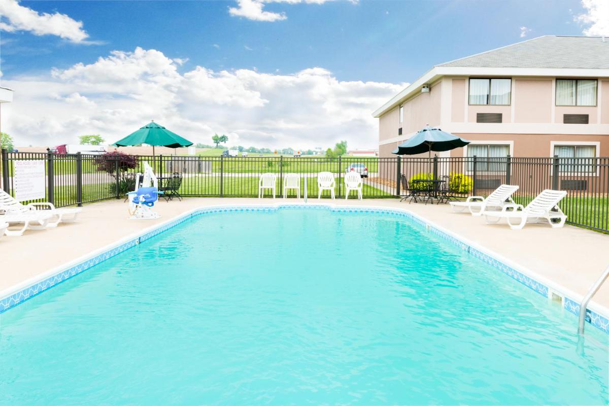 Ramada by Wyndham Vandalia - Housity