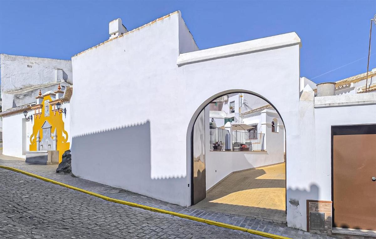Awesome Home In Castilblanco De Los Ar - Housity