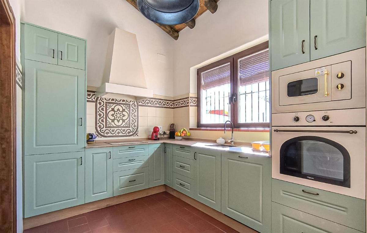 Awesome Home In Castilblanco De Los Ar - Housity