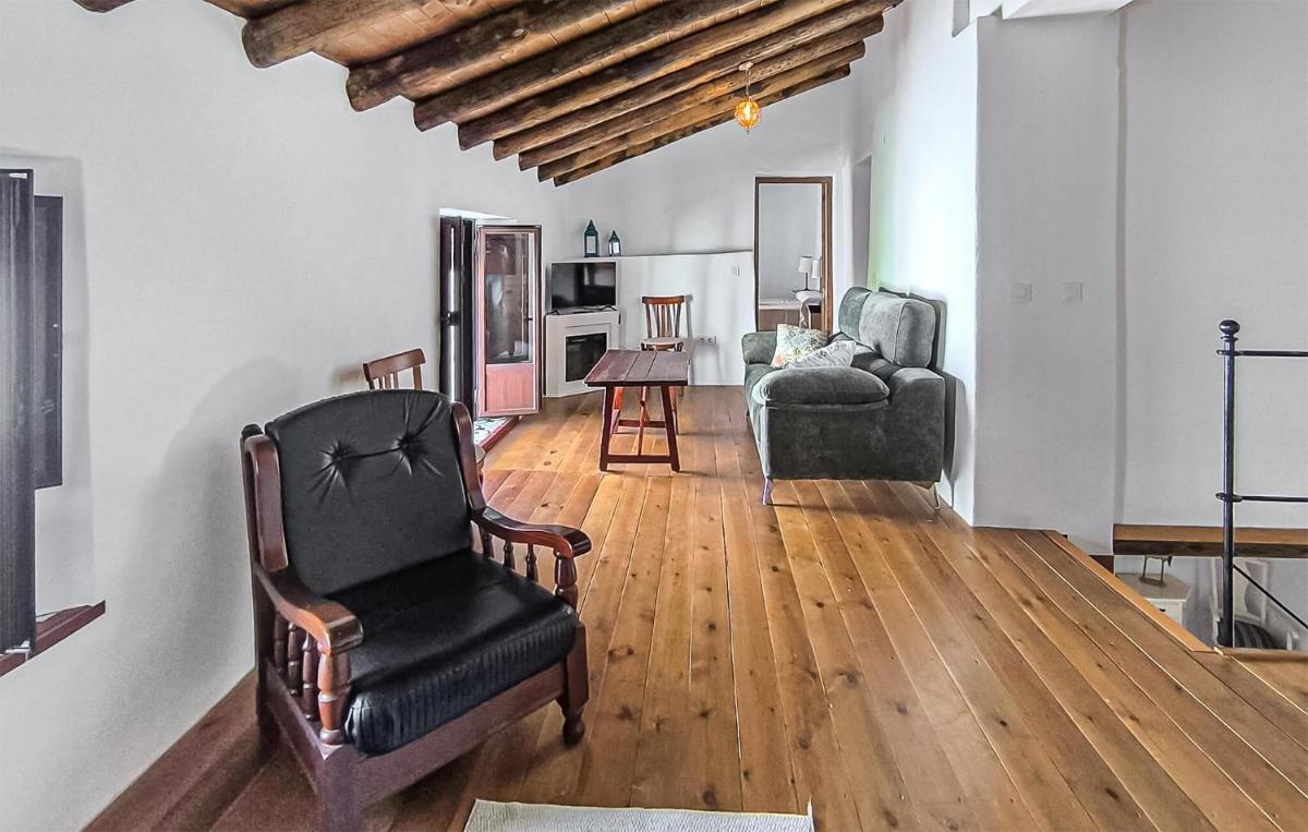 Awesome Home In Castilblanco De Los Ar - Housity