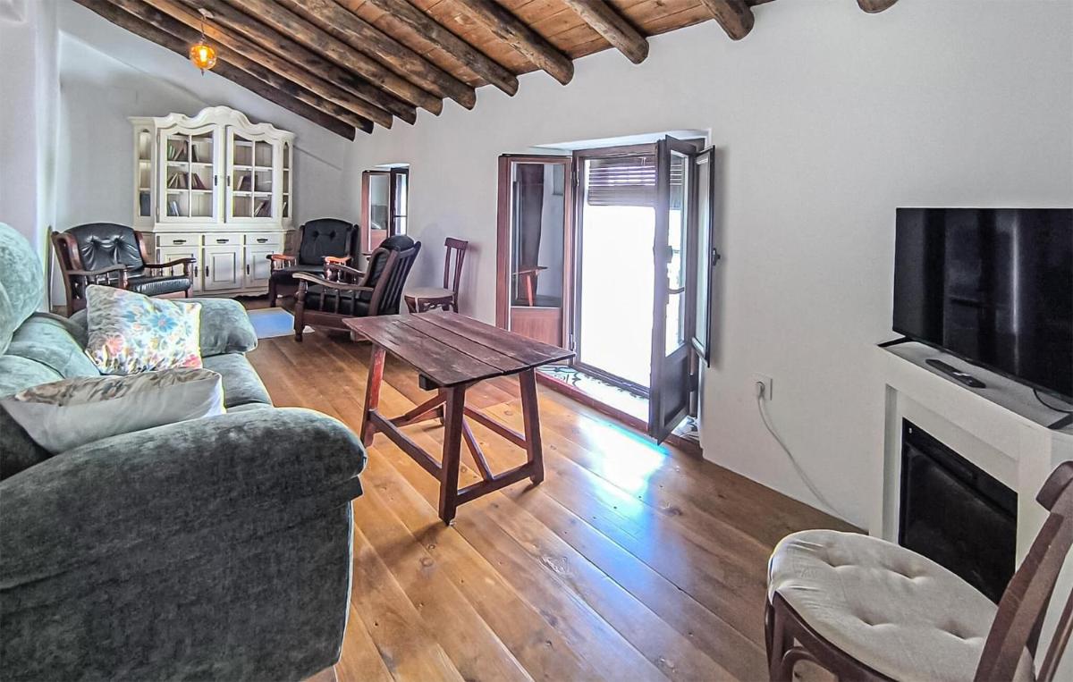 Awesome Home In Castilblanco De Los Ar - Housity