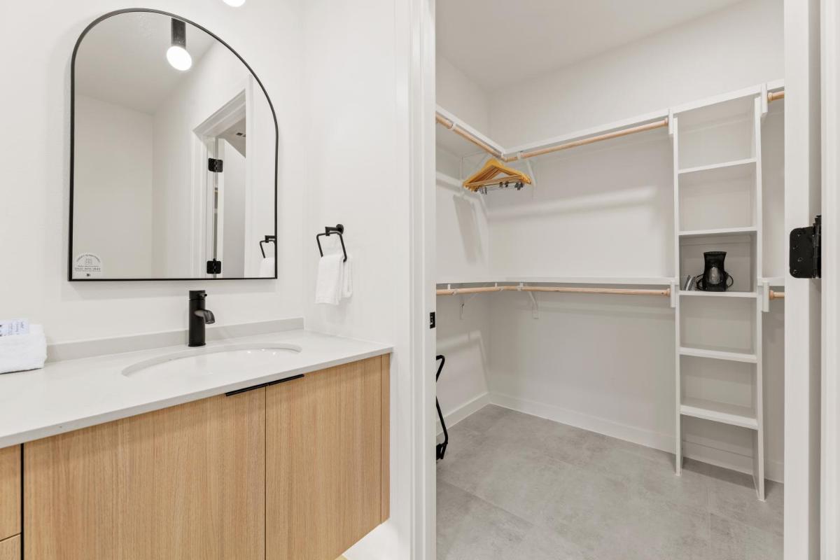 The Code Hotel - Housity