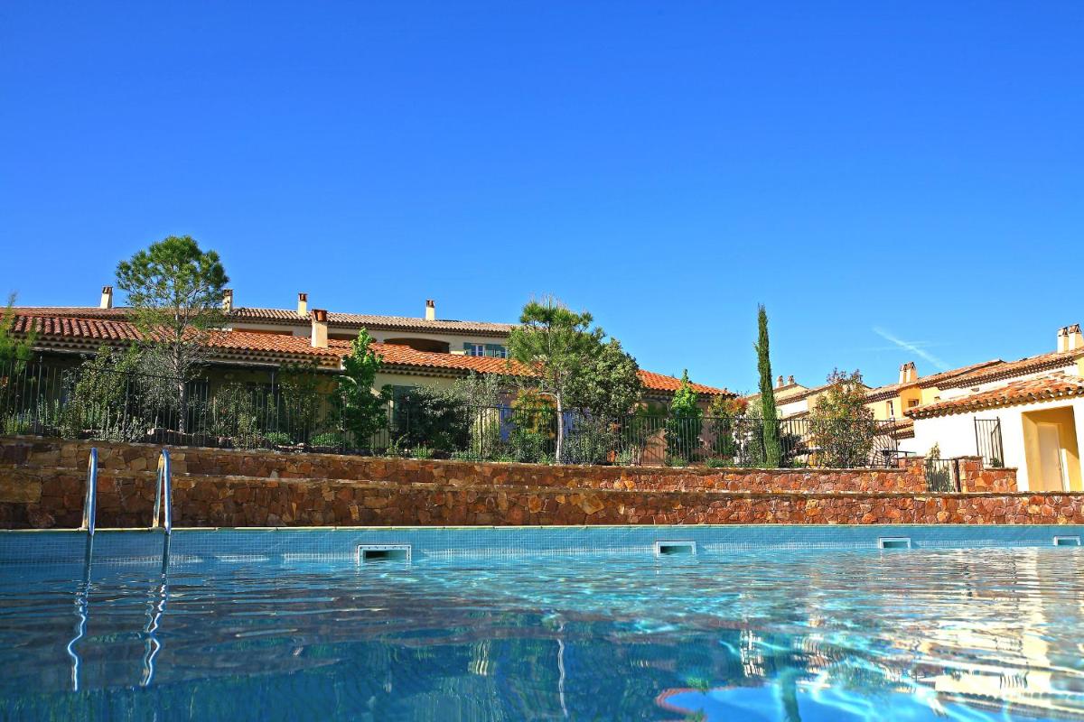 Piscine de l'établissement Les Appartements et Maisons du Domaine de Saint Endréol Golf & Spa Resort ou située à proximité
