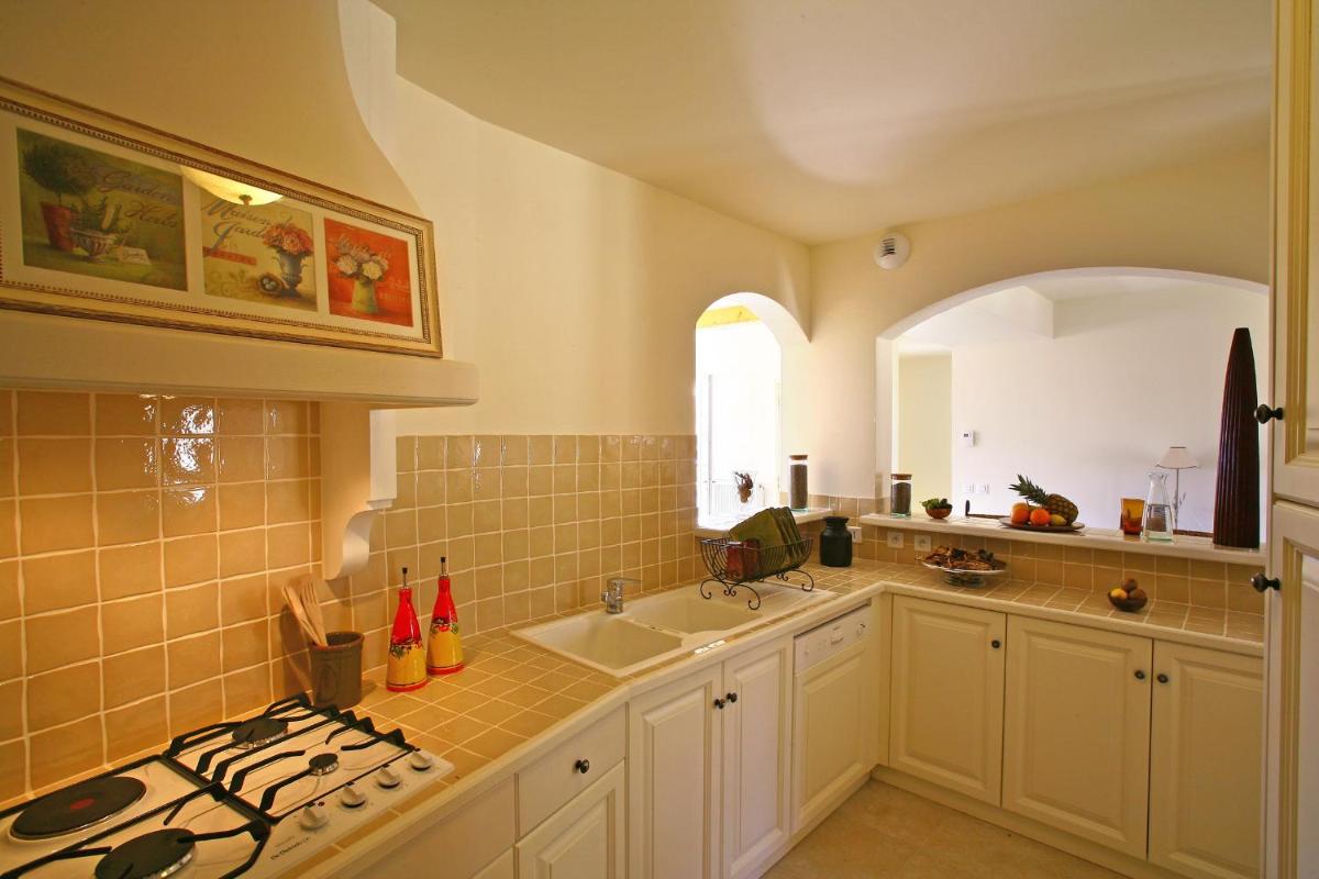 Cuisine ou kitchenette dans l'établissement Les Appartements et Maisons du Domaine de Saint Endréol Golf & Spa Resort