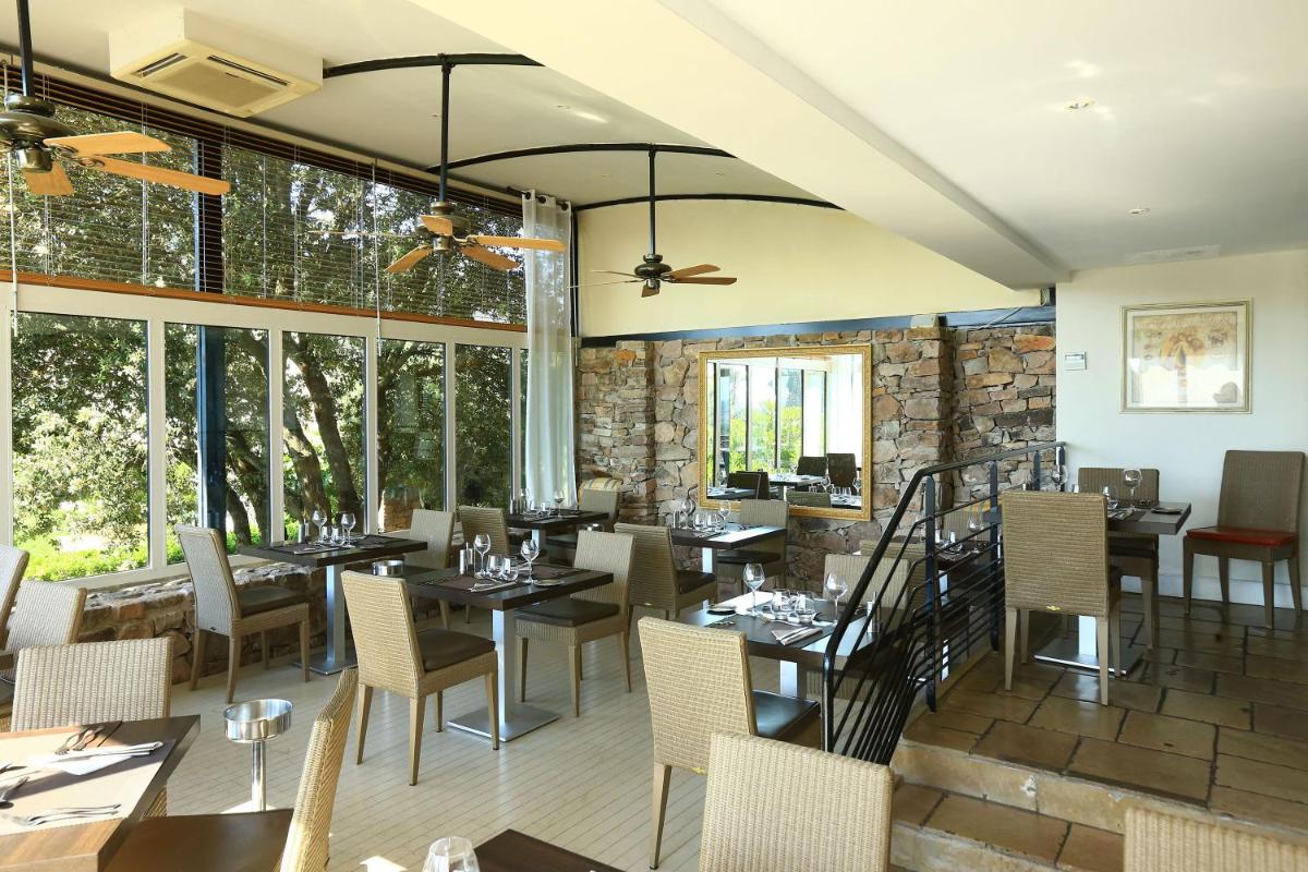 Coin salon dans l'établissement Les Appartements et Maisons du Domaine de Saint Endréol Golf & Spa Resort