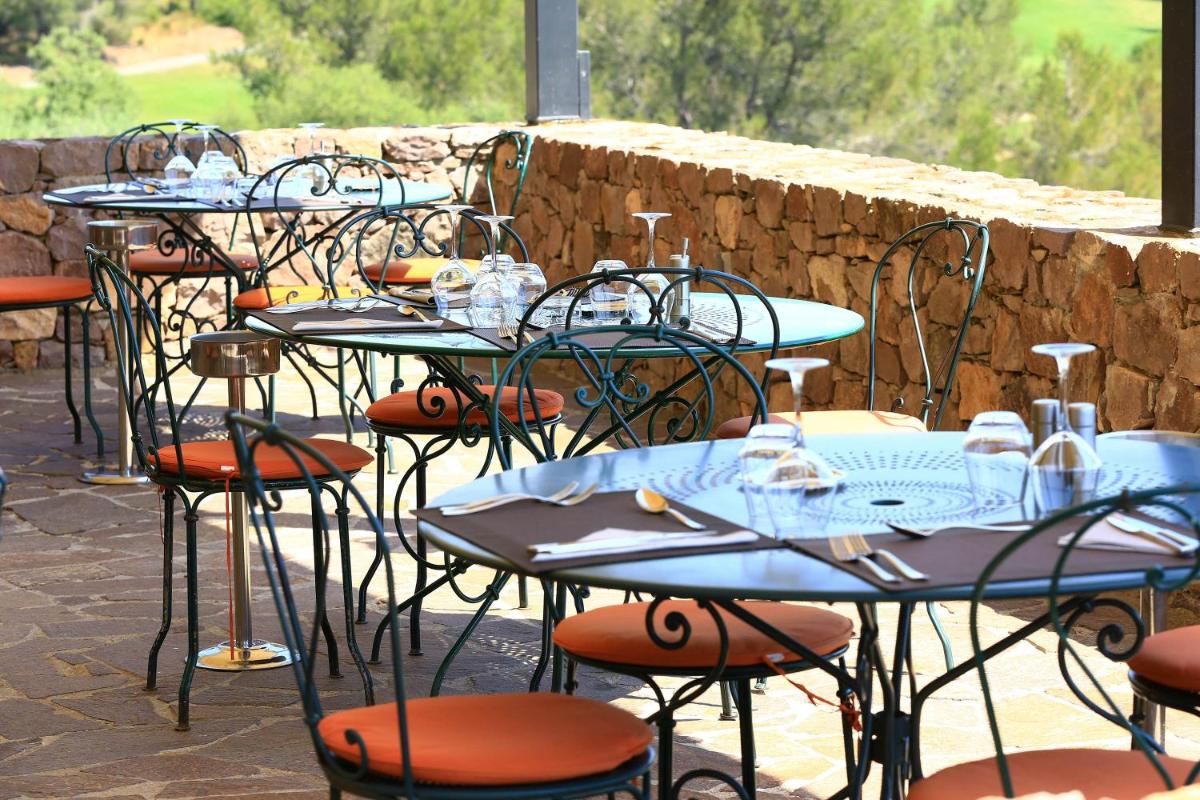 Restaurant ou autre lieu de restauration dans l'établissement Les Appartements et Maisons du Domaine de Saint Endréol Golf & Spa Resort