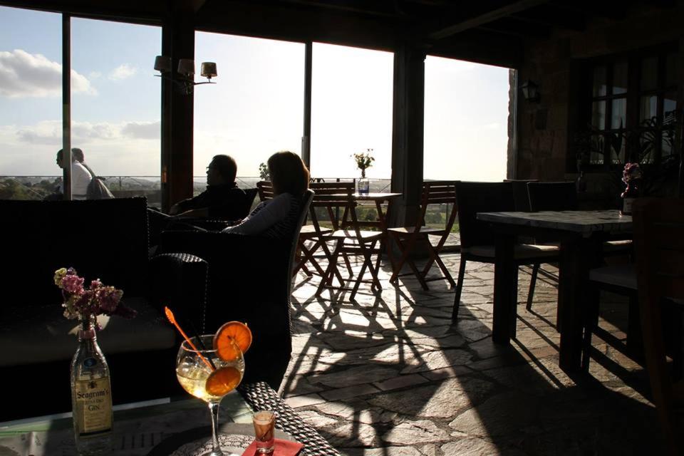 Imagen de la galería de Hotel "Posada de Cantabria EL SOLAR" -Cenas típicas y Gintonic- Bar -Terraza panorámica, en Galizano