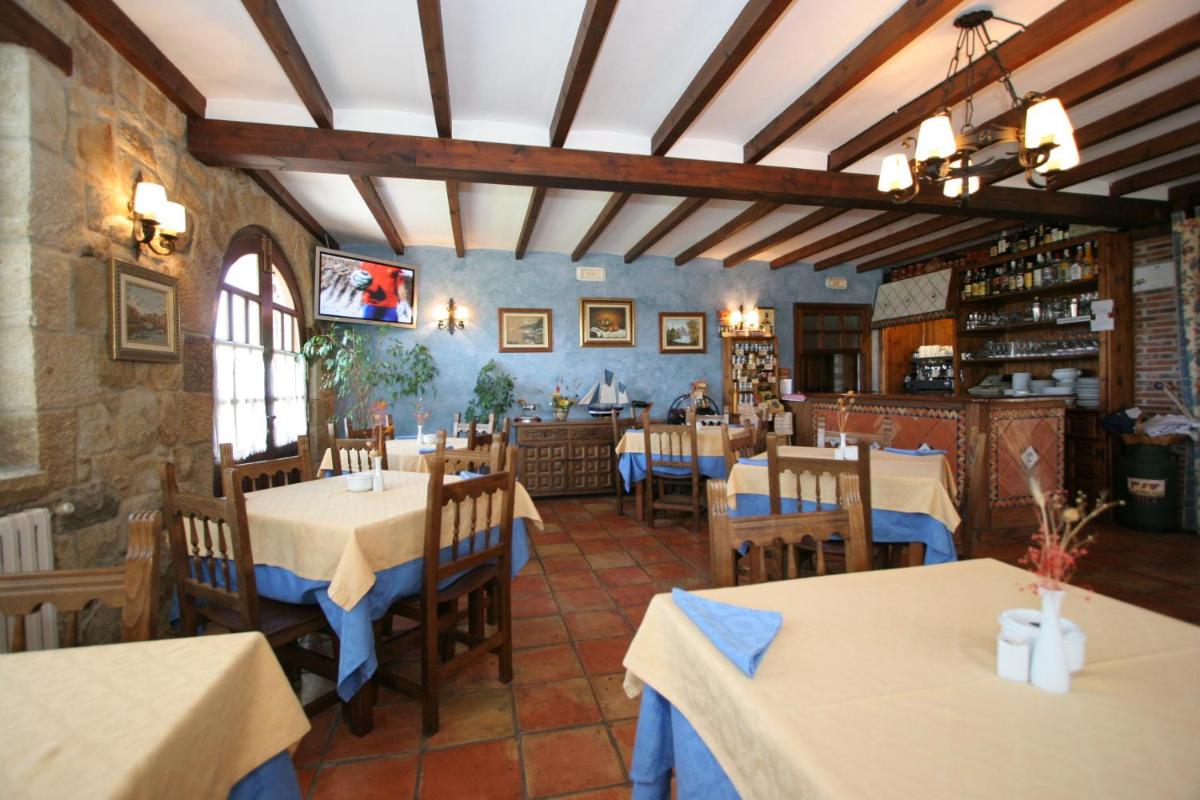 Un restaurante con mesas y sillas en una habitación. en Hotel "Posada de Cantabria EL SOLAR" -Cenas típicas y Gintonic- Bar -Terraza panorámica, en Galizano