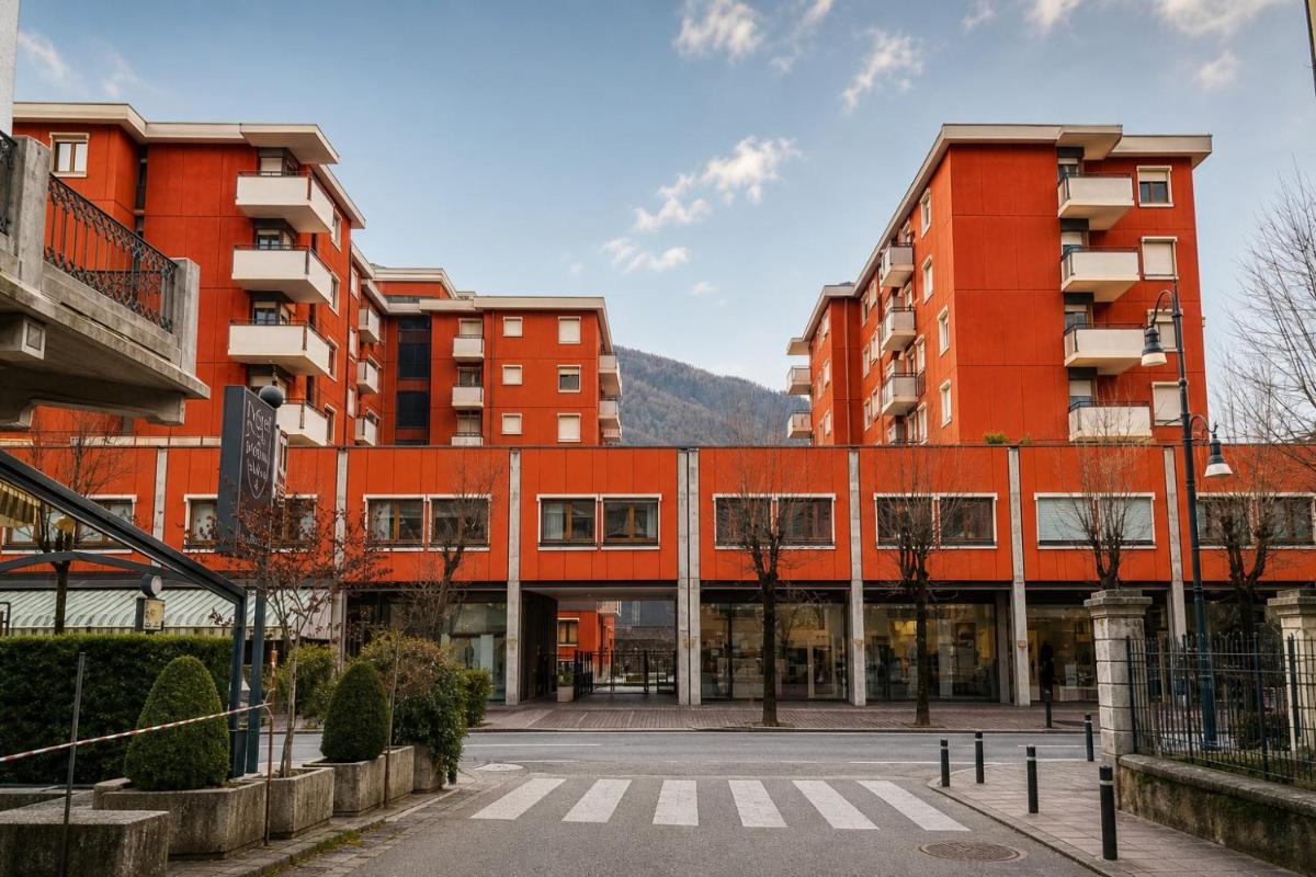 Lucini Ai Portici,parcheggio privato,due minuti dal Bernina Express - Housity