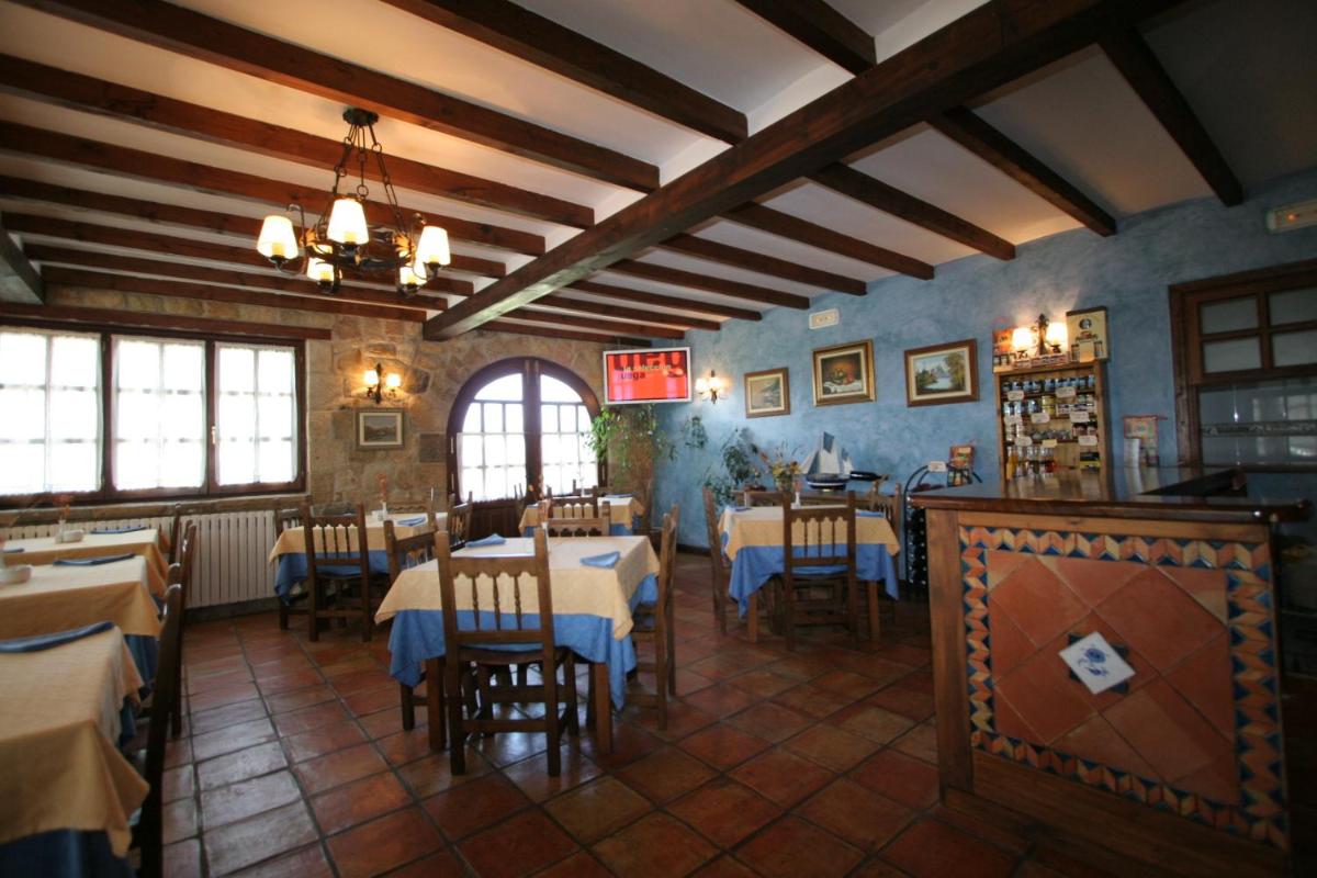 Un restaurante o sitio para comer en Hotel "Posada de Cantabria EL SOLAR" -Cenas típicas y Gintonic- Bar -Terraza panorámica