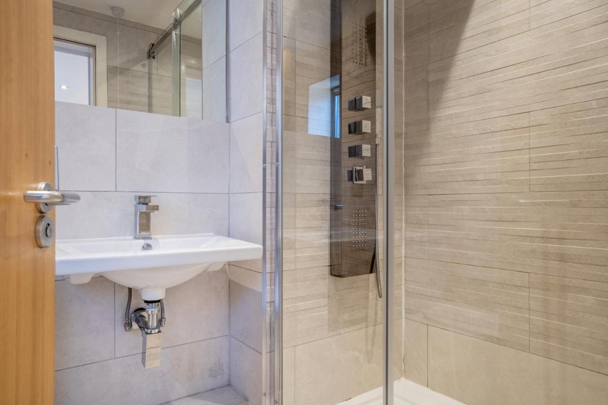 10 Stonegate Court - Housity