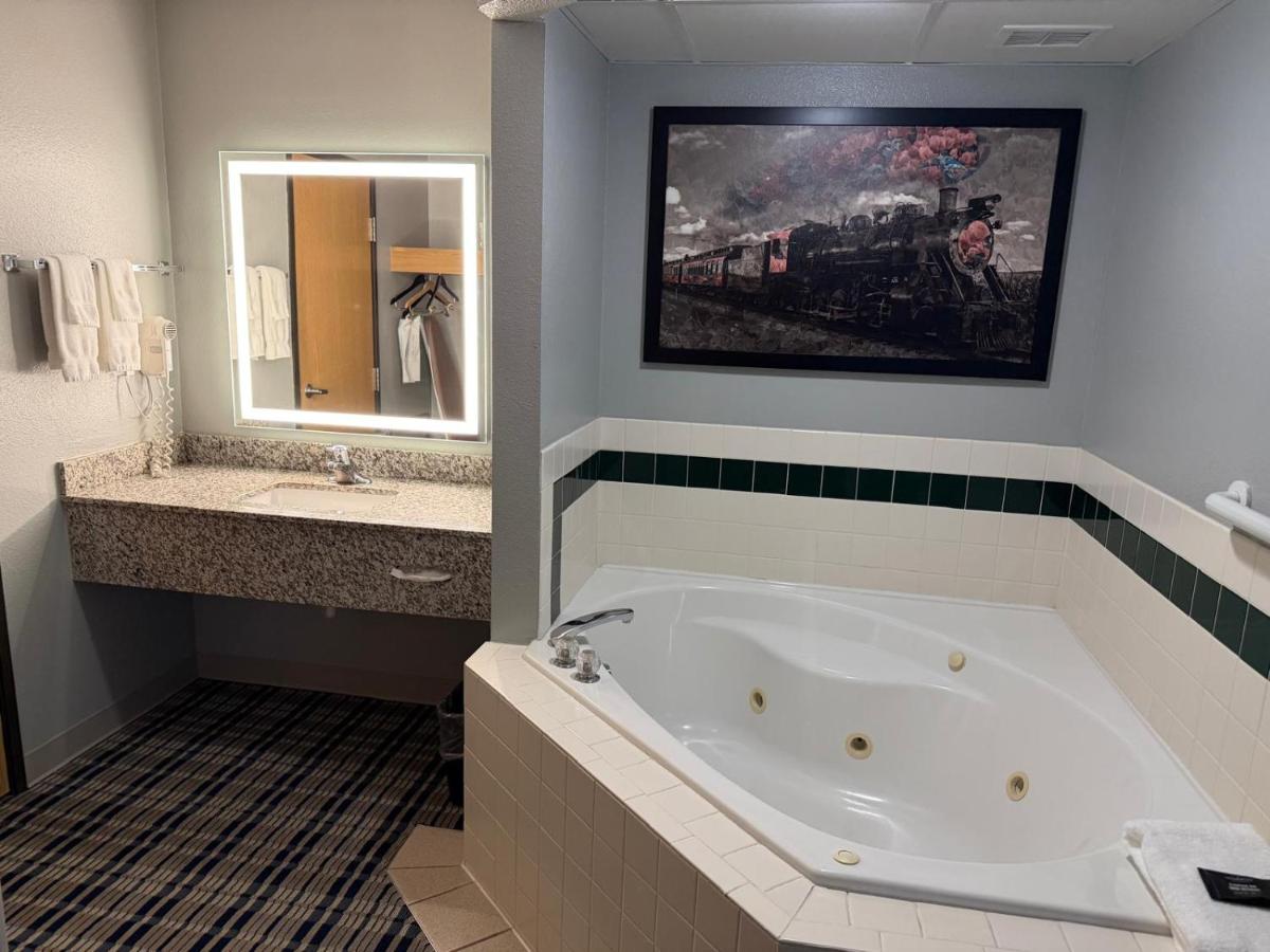 AmericInn by Wyndham Kearney - Housity