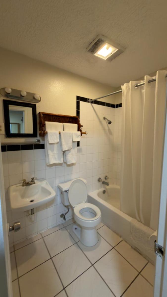 Ada Inn & Suites - Housity