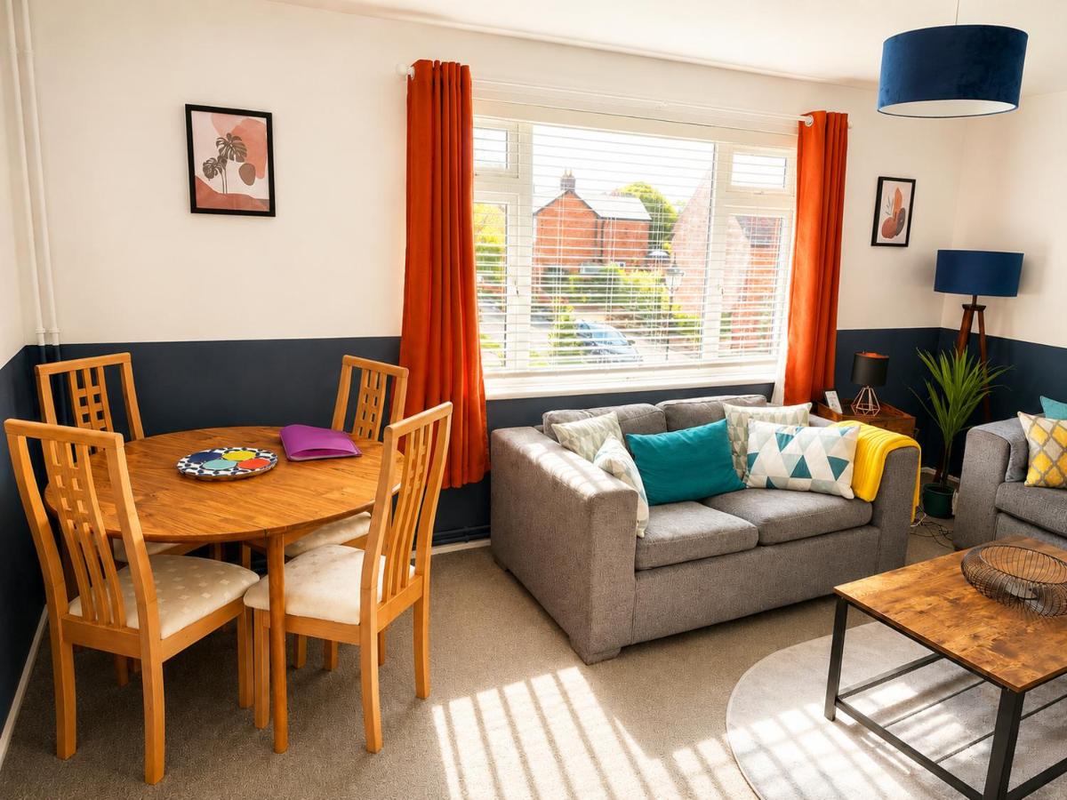 Inspire Homes 2-Bed Sleeps 5 near Leamington & M40 - Housity