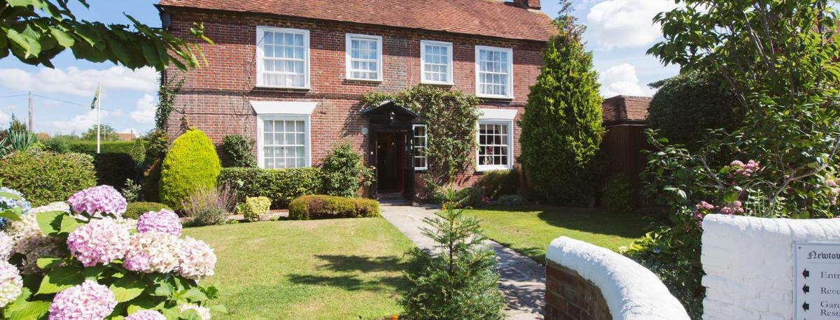 Newtown House Hotel - Housity