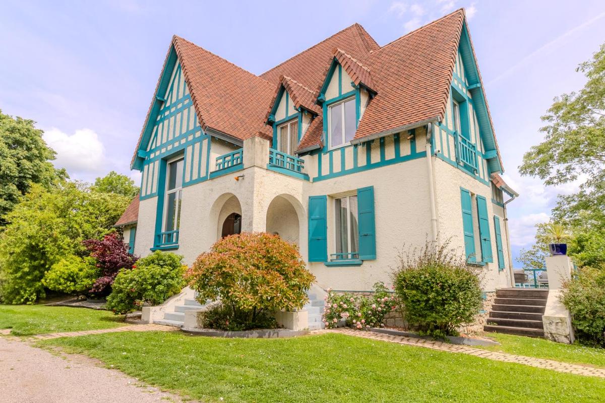 une maison bleue et blanche avec un toit marron dans l'établissement Domaine De La Corniche, à Rolleboise