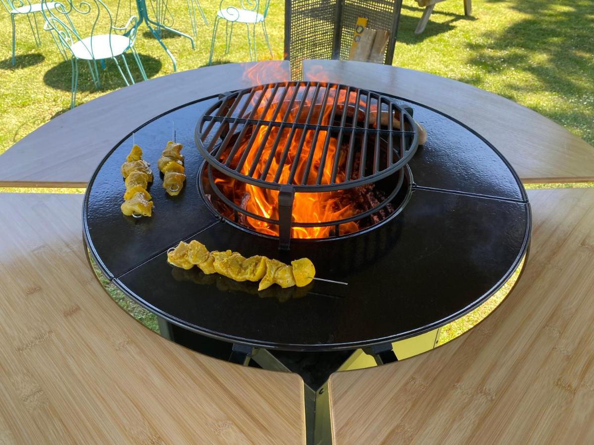 Barbecue disponible mis à disposition des clients de l'appart'hôtel
