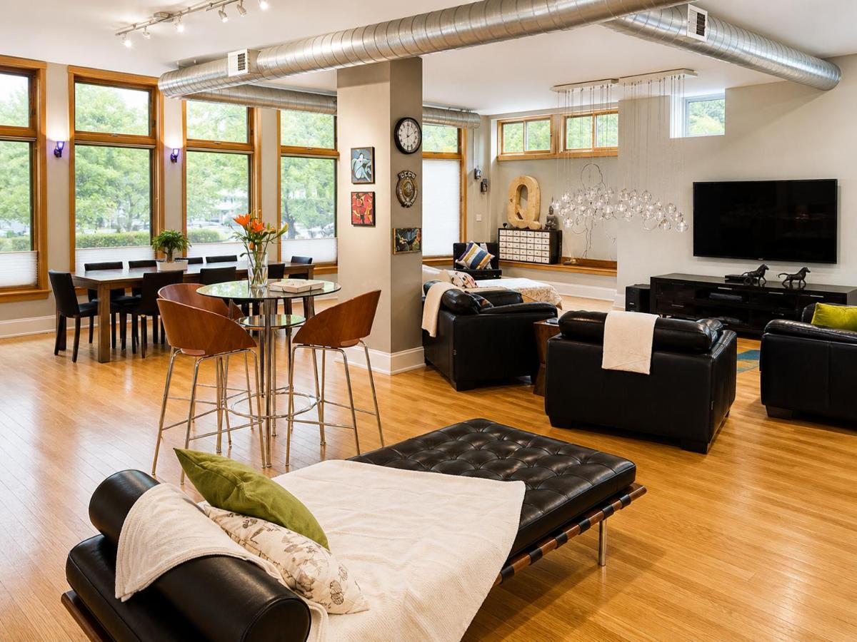 House 5863- Chicago\'s Premier Bed and Breakfast - Housity