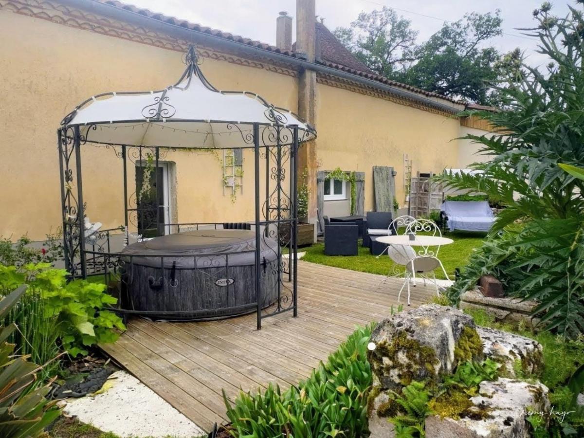 Au Clair de Vianne Jacuzzi et jardin privatifs pour la suite Romance - Housity