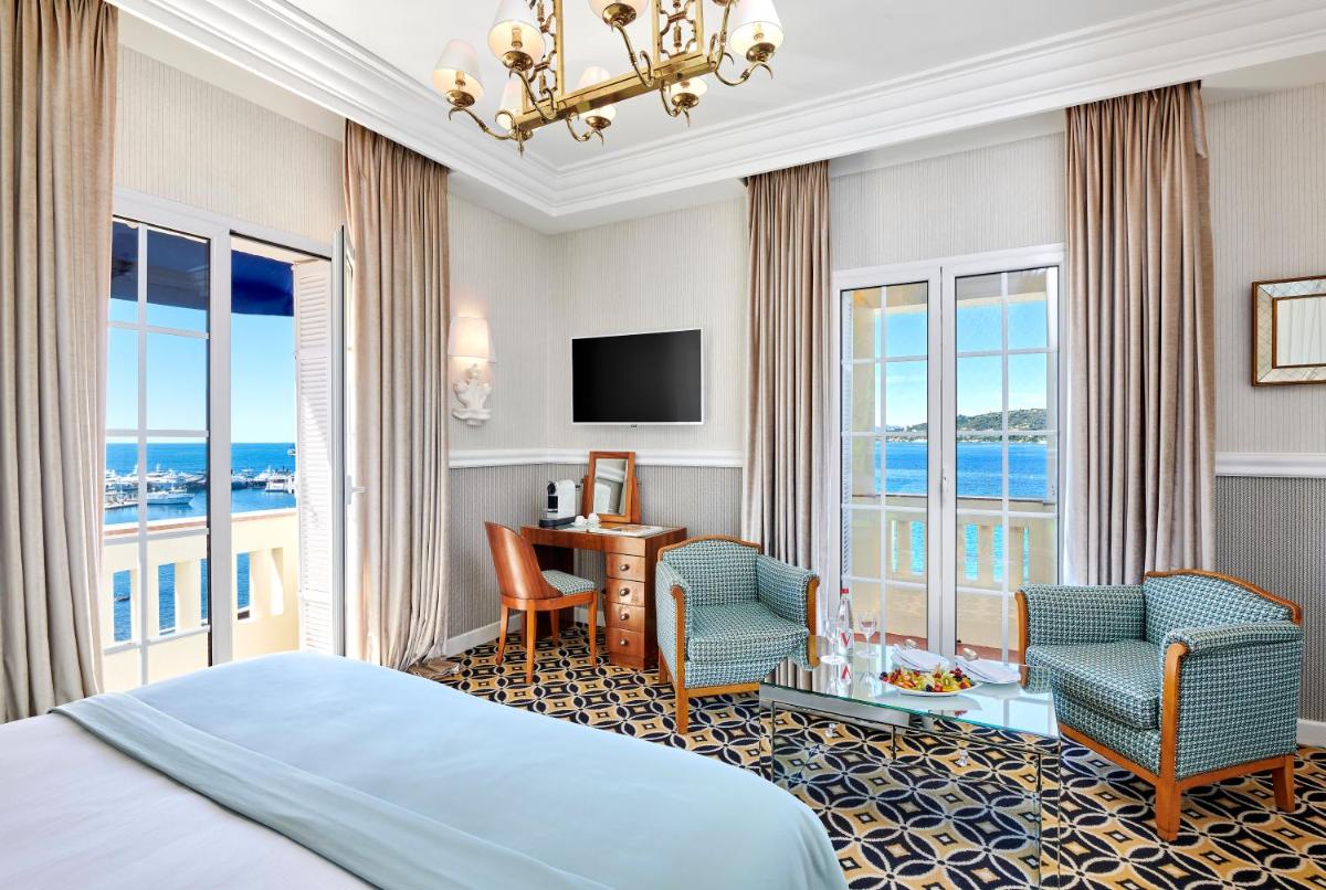Télévision ou salle de divertissement dans l'établissement Hôtel Belles Rives