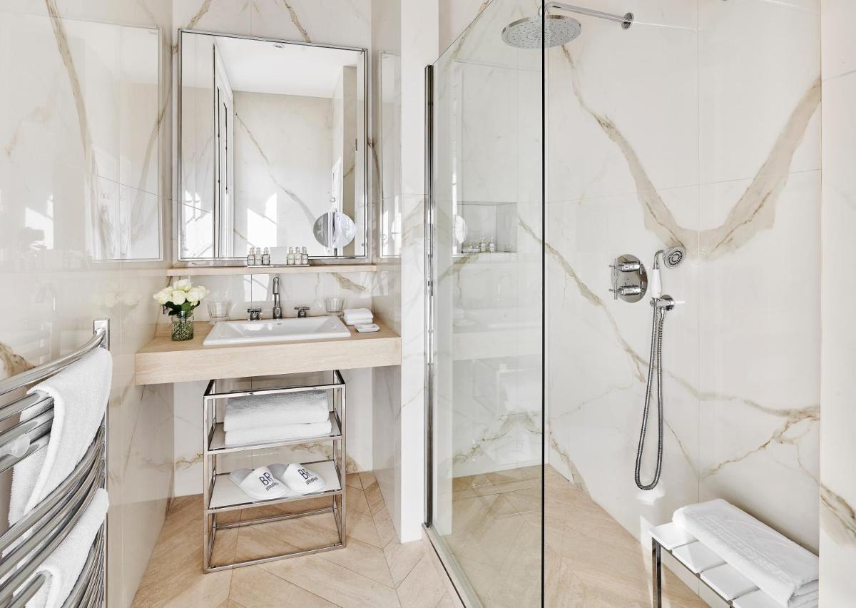une salle de bain avec douche et lavabo dans l'établissement Hôtel Belles Rives, à Juan-les-Pins 56 autres photos