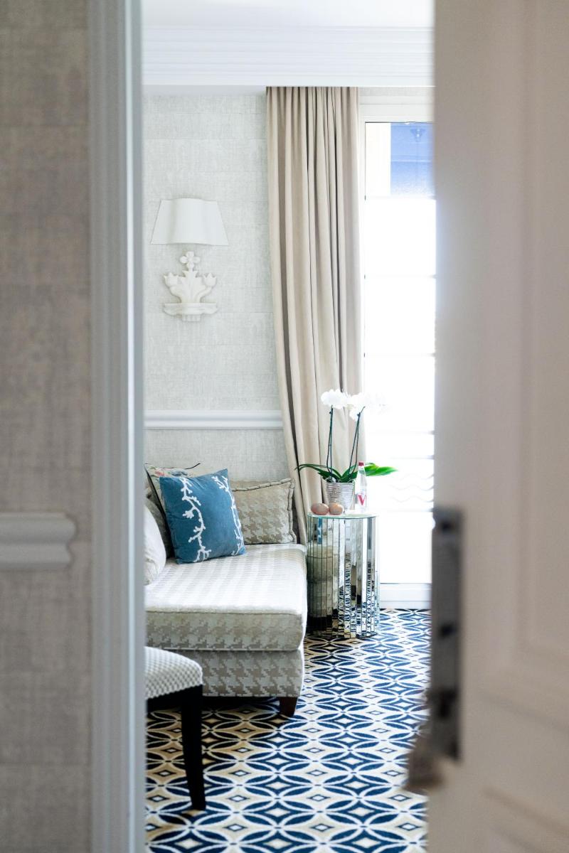 Coin salon dans l'établissement Hôtel Belles Rives