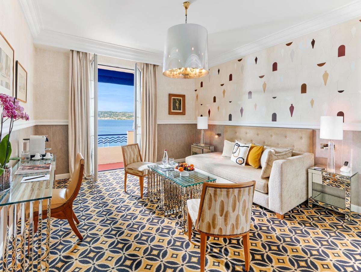 Coin salon dans l'établissement Hôtel Belles Rives