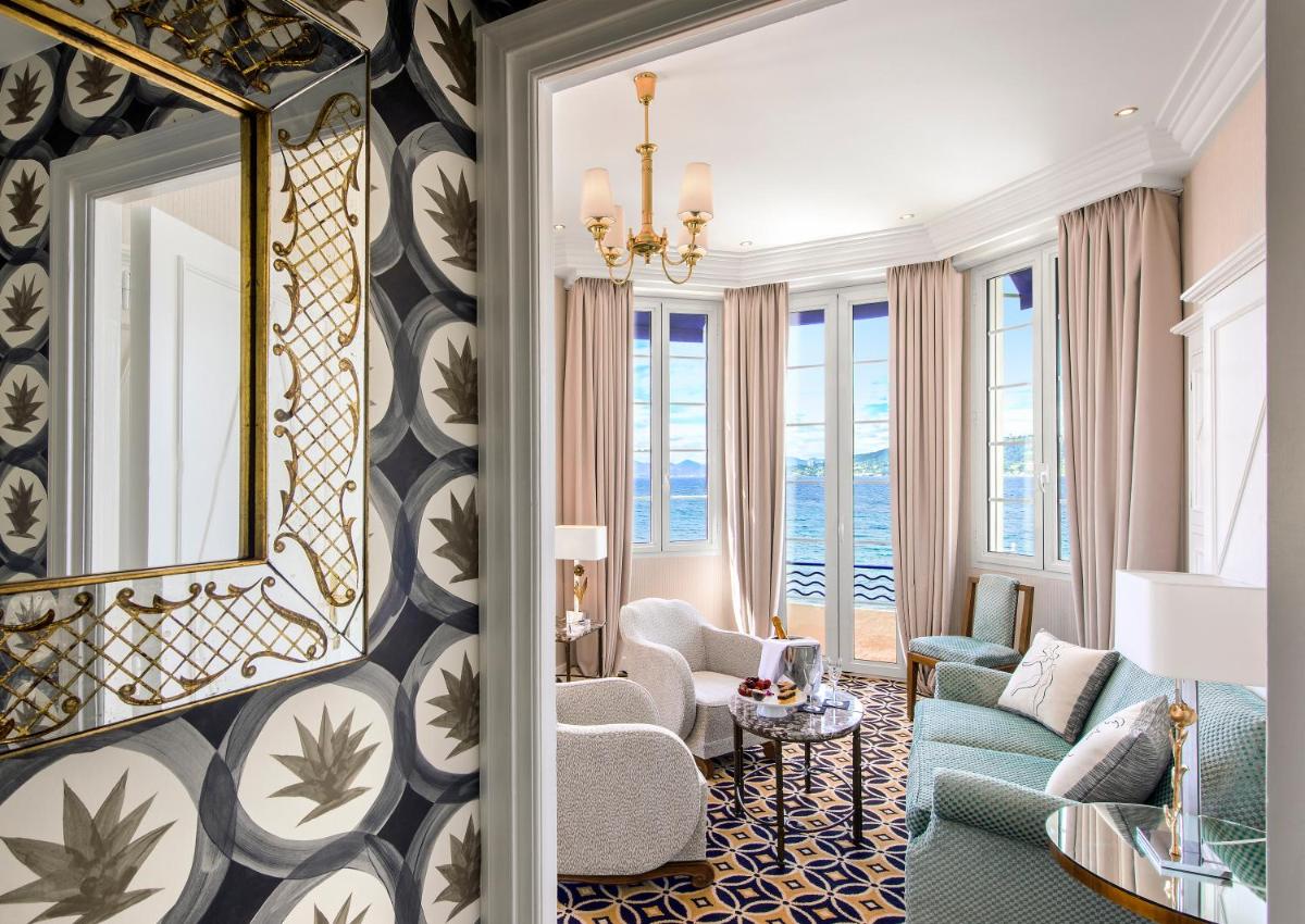 Coin salon dans l'établissement Hôtel Belles Rives