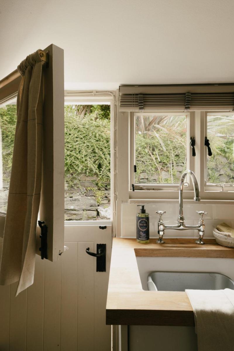The Blue Cottage, amazing views and cosy interiors - Housity