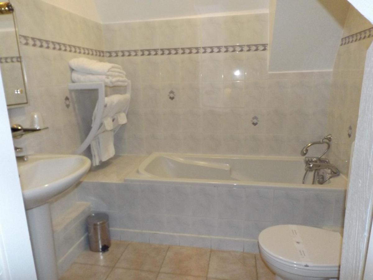 Salle de bains dans l'établissement Château des Monthairons Hôtel Restaurant GastroMaison Spa privatif