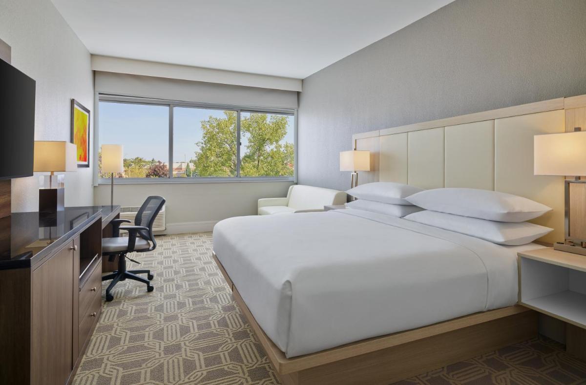 Delta Hotels by Marriott Chicago Willowbrook - Housity