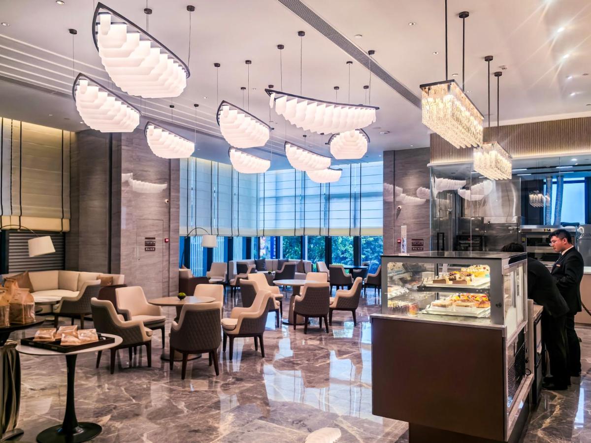 LN Dongfang Hotel Pazhou-Free Shuttle Buses and Registration Counter for Purchasing Agents during the Canton Fair - Housity