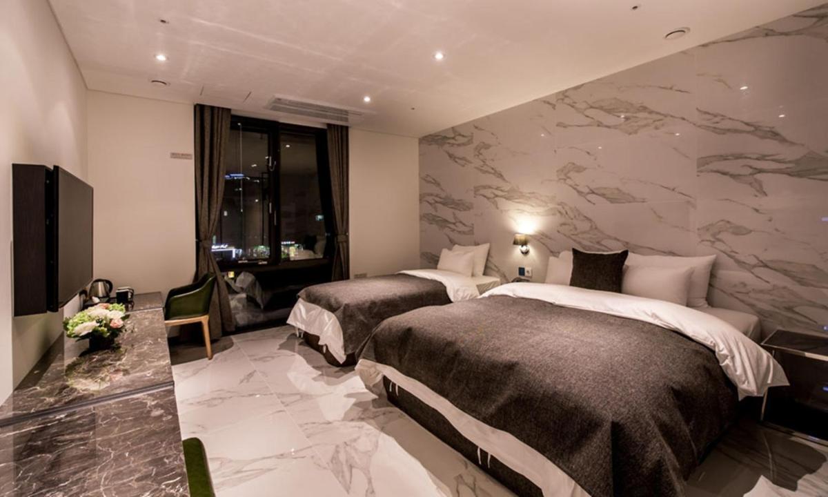Hotel The May - Housity