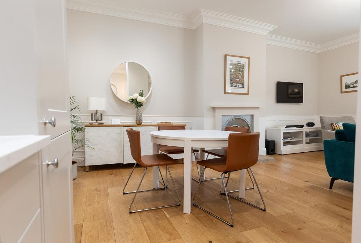 SWALEDALE, OLD SCHOOL ROOMS - Luxury Apartment in Richmond, North Yorkshire - Housity