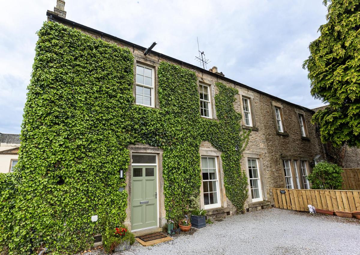 SWALEDALE, OLD SCHOOL ROOMS - Luxury Apartment in Richmond, North Yorkshire - Housity