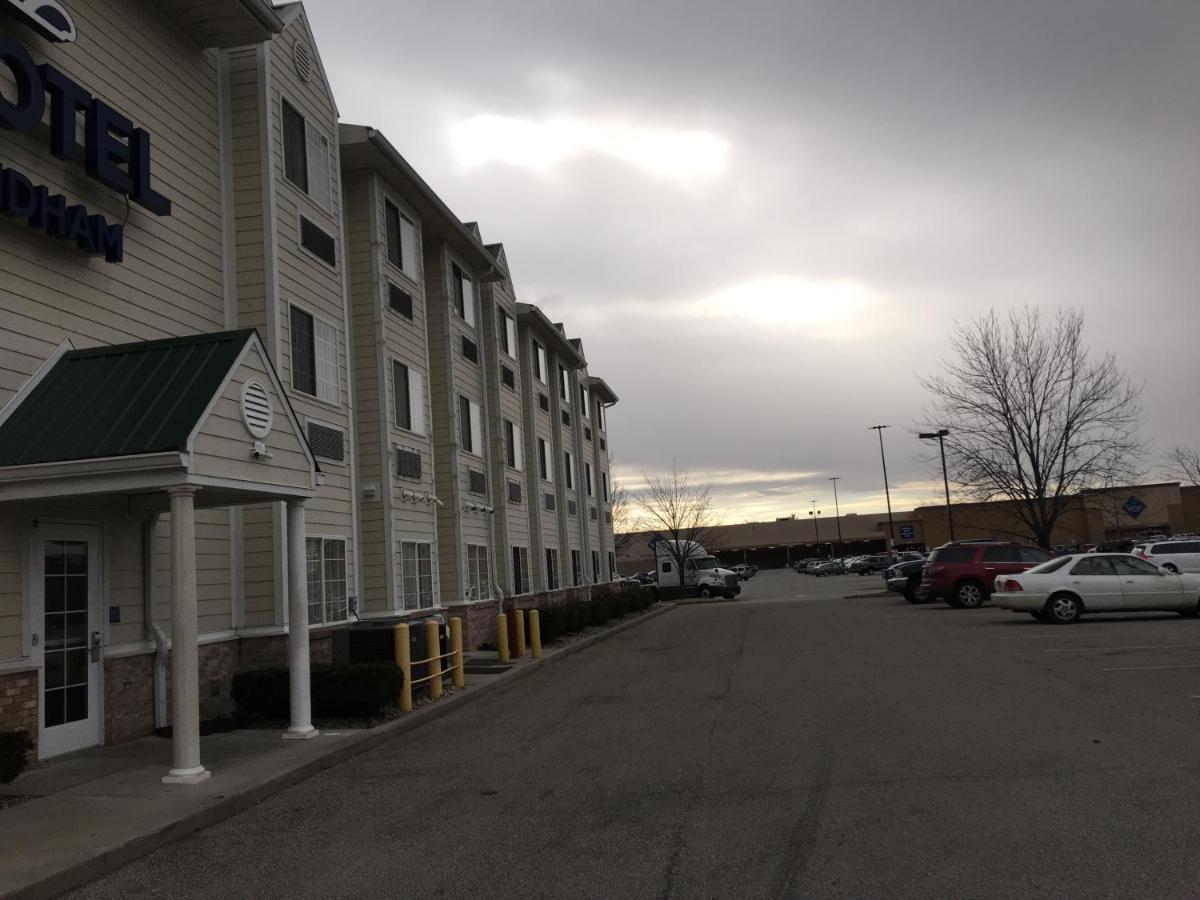Microtel Inn & Suites by Wyndham Indianapolis Airport - Housity