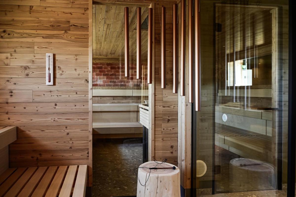 Seehotel Niedernberg - Das Dorf am See - Housity