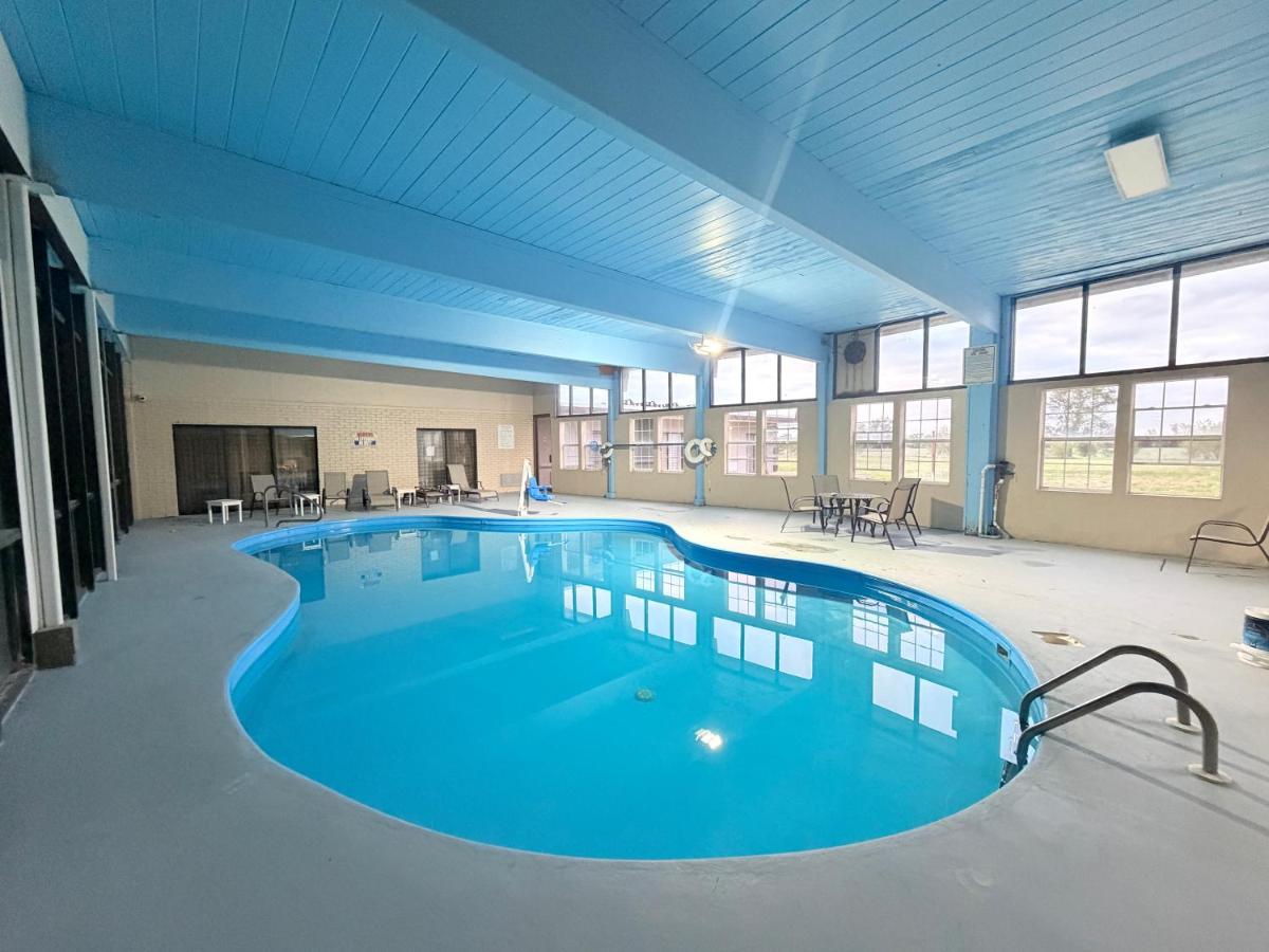Wyndham Garden Salina Conference Center - Housity
