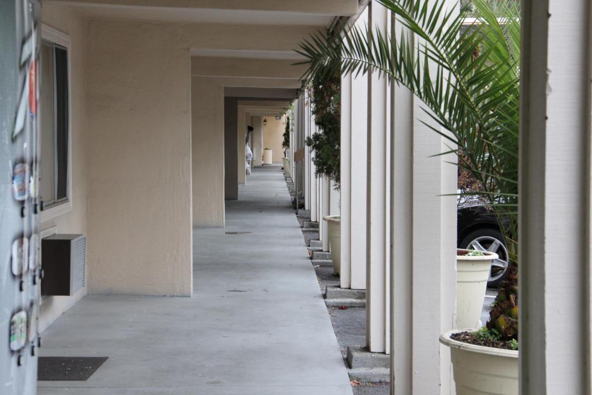 Caravelle Inn Extended Stay - Housity