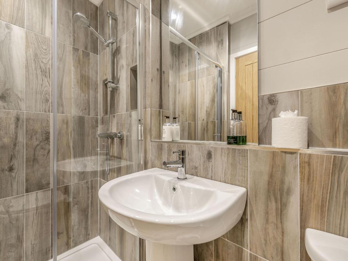 The Powys Lodge - Housity