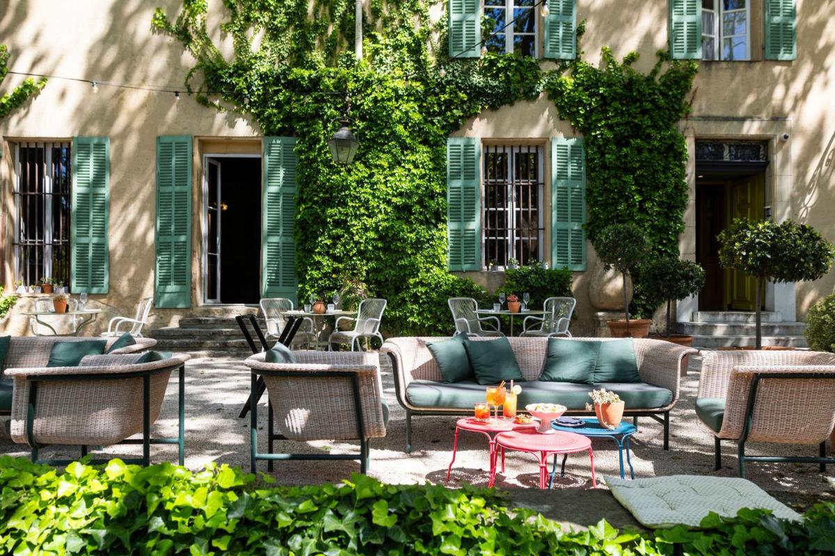 Coin salon dans l'établissement Hôtel - Restaurant & Spa La Magdeleine - Mathias Dandine