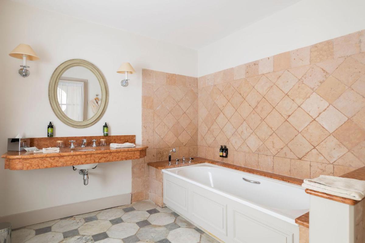 Salle de bains dans l'établissement Hôtel - Restaurant & Spa La Magdeleine - Mathias Dandine