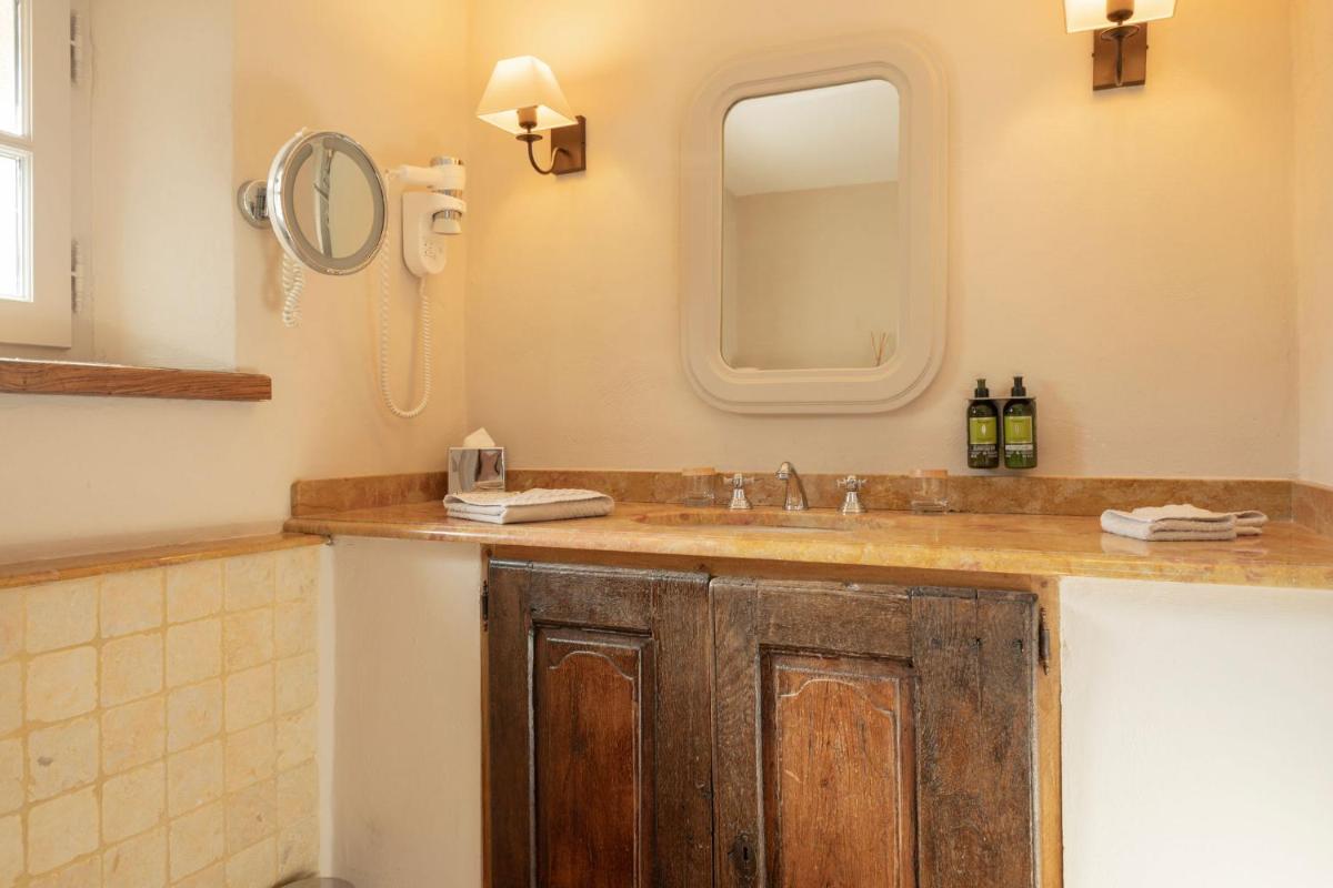 Salle de bains dans l'établissement Hôtel - Restaurant & Spa La Magdeleine - Mathias Dandine