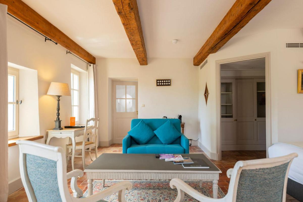 Coin salon dans l'établissement Hôtel - Restaurant & Spa La Magdeleine - Mathias Dandine