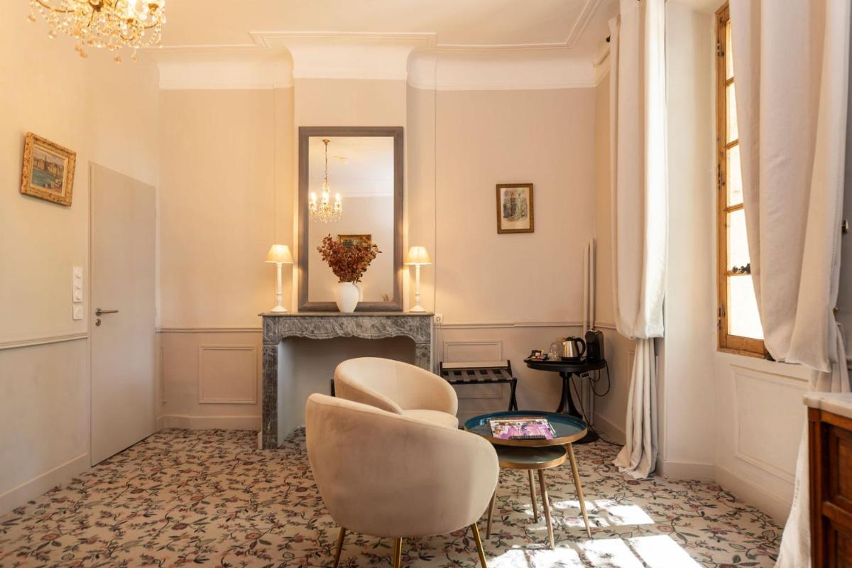 Coin salon dans l'établissement Hôtel - Restaurant & Spa La Magdeleine - Mathias Dandine
