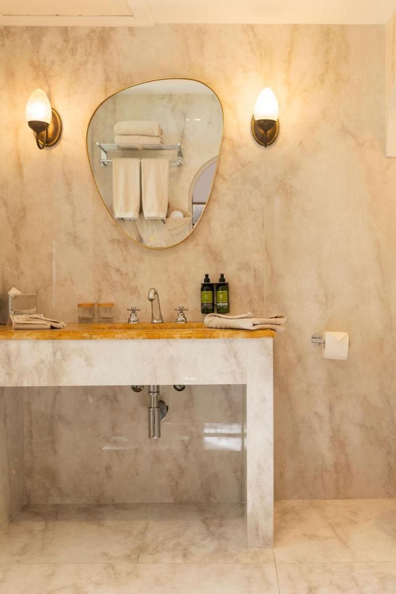 Salle de bains dans l'établissement Hôtel - Restaurant & Spa La Magdeleine - Mathias Dandine