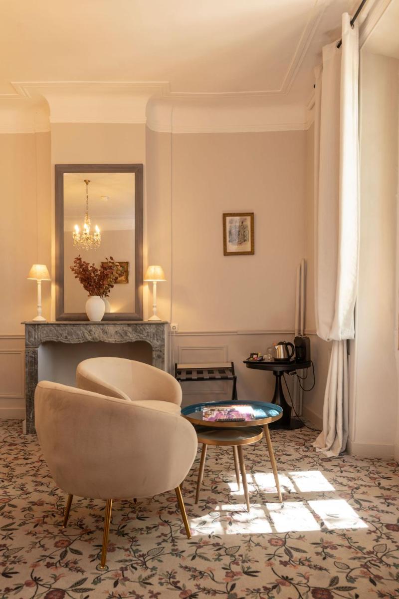 Coin salon dans l'établissement Hôtel - Restaurant & Spa La Magdeleine - Mathias Dandine