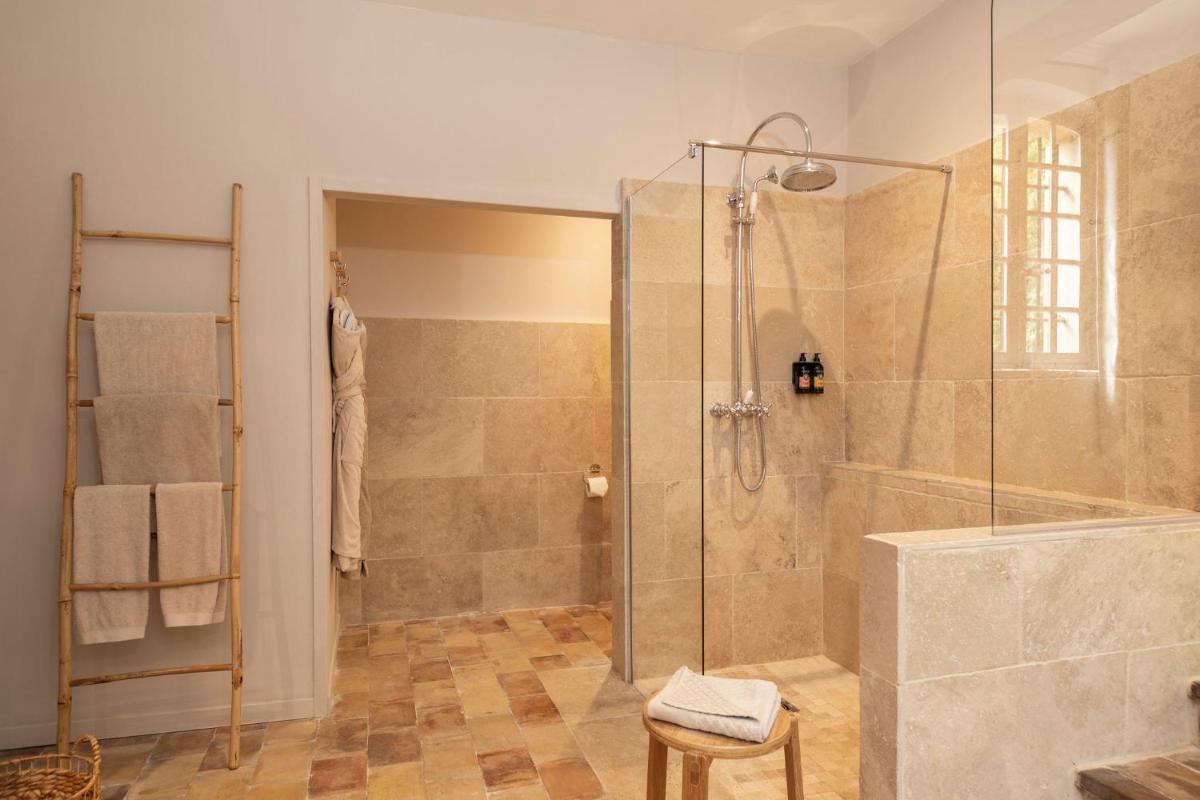 Salle de bains dans l'établissement Hôtel - Restaurant & Spa La Magdeleine - Mathias Dandine